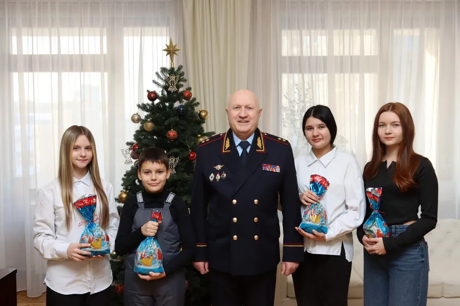 Нижегородские полицейские передали новогодние подарки  детям коллег из Донецкой Народной Республики